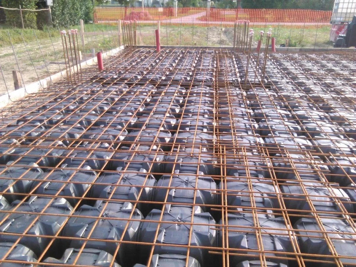 Armature in ferro e casseri per il solaio di un nuovo edificio