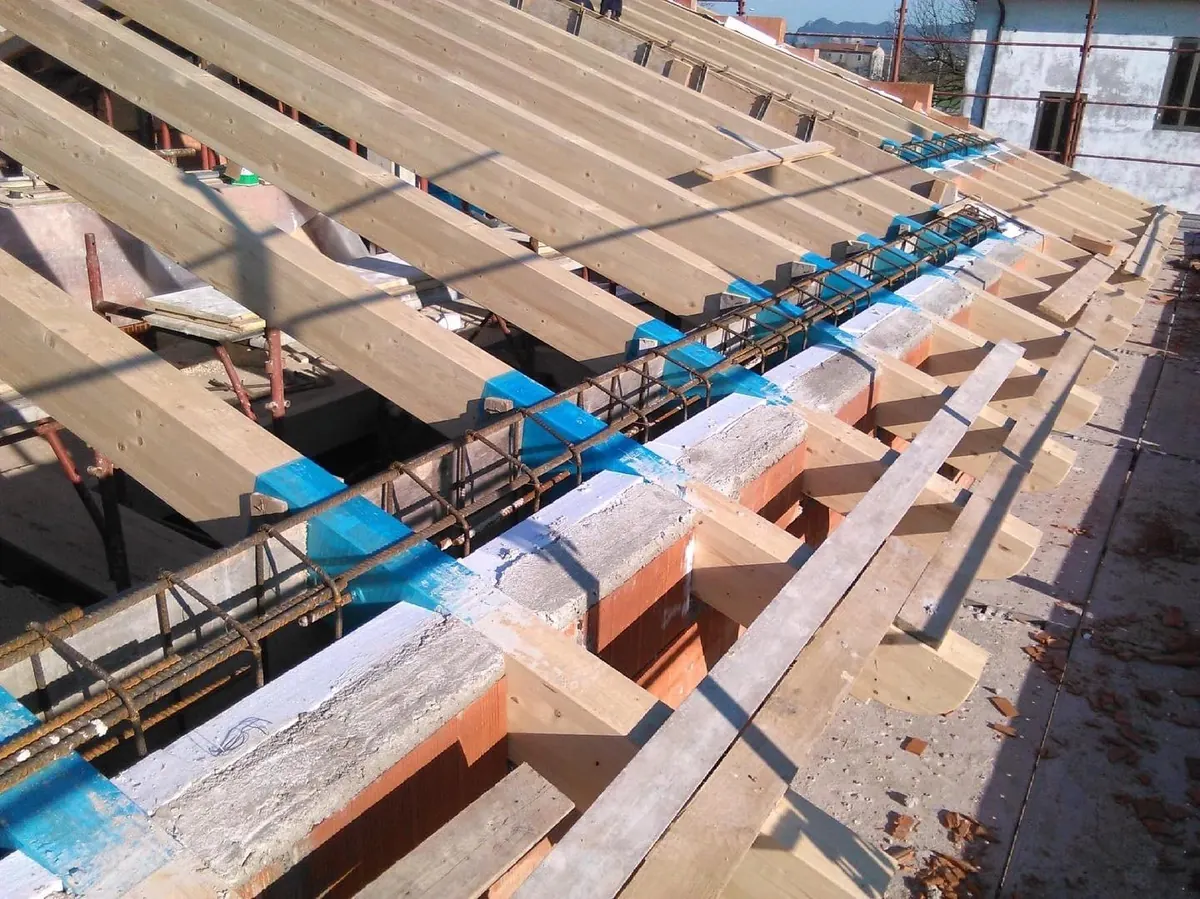 Travi in legno della struttura del tetto durante la costruzione